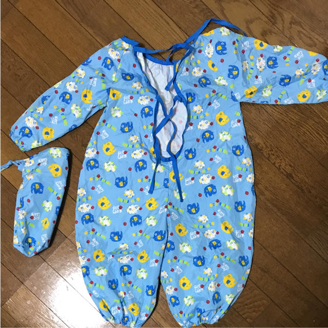 砂遊び スモック 90センチ 携帯用袋付き キッズ/ベビー/マタニティのキッズ服男の子用(90cm~)(その他)の商品写真