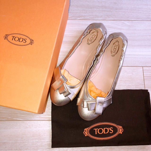 TOD'S(トッズ)のTOD'S シャンパンゴールド バレリーナ 38.5 新品未使用 レディースの靴/シューズ(バレエシューズ)の商品写真