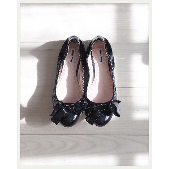 miumiu(ミュウミュウ)のmiumiu パテント バレエ フラットシューズ 35 ブラック ビジューヒール レディースの靴/シューズ(バレエシューズ)の商品写真