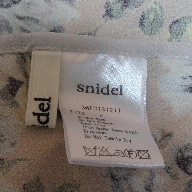 SNIDEL(スナイデル)の花柄ロンパース レディースのワンピース(ミニワンピース)の商品写真