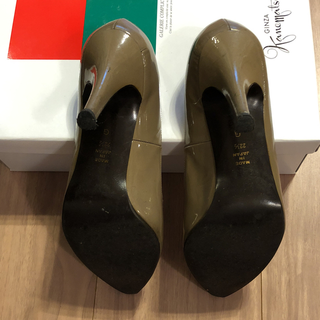 DIANA(ダイアナ)のダイアナ エナメル パンプス グレージュ レディースの靴/シューズ(ハイヒール/パンプス)の商品写真