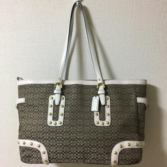 COACH(コーチ)の未使用！COACHスタッズトートバッグ レディースのバッグ(トートバッグ)の商品写真