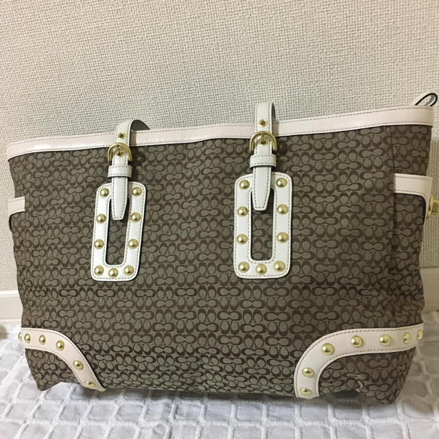 COACH(コーチ)の未使用！COACHスタッズトートバッグ レディースのバッグ(トートバッグ)の商品写真