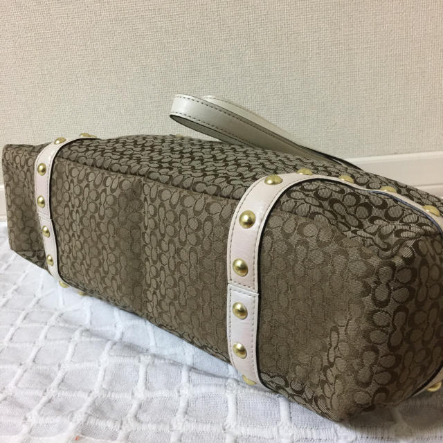 COACH(コーチ)の未使用！COACHスタッズトートバッグ レディースのバッグ(トートバッグ)の商品写真