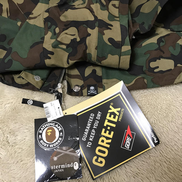 A BATHING APE(アベイシングエイプ)の新品 タグ付き マスターマインド エイプ スノボJKT 超希少 Mサイズ 迷彩 メンズのジャケット/アウター(マウンテンパーカー)の商品写真