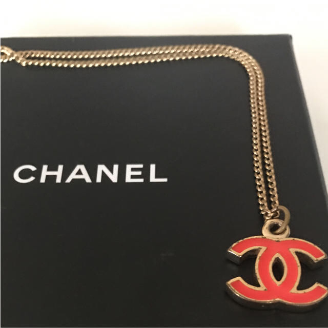 CHANEL(シャネル)のシャネルネックレス赤 ハンドメイドのアクセサリー(ネックレス)の商品写真