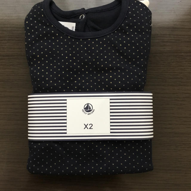 PETIT BATEAU(プチバトー)の【新品】プチバトー 18m 長袖カットソー2枚組 ネイビー キッズ/ベビー/マタニティのベビー服(~85cm)(シャツ/カットソー)の商品写真