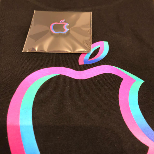 Apple(アップル)の専用出品 Apple Store 渋谷 ロゴTシャツ ピンバッジ 記念品 メンズのトップス(Tシャツ/カットソー(半袖/袖なし))の商品写真