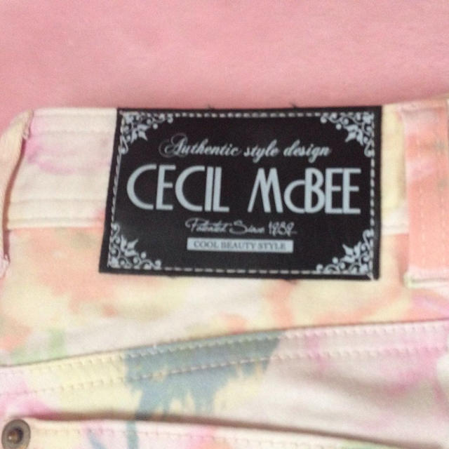 CECIL McBEE(セシルマクビー)の花柄パンツ レディースのパンツ(カジュアルパンツ)の商品写真