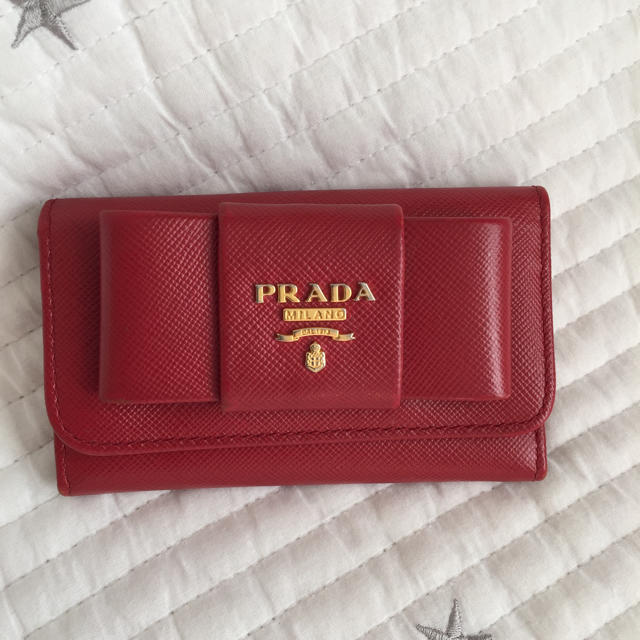 PRADA(プラダ)のPRADA リボンキーケース 赤 正規品 レディースのファッション小物(キーケース)の商品写真