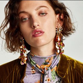 ザラ(ZARA)のZARAで完売✨ジャラジャラ❤️ビジューピアス／ゴールド インポート(ピアス)