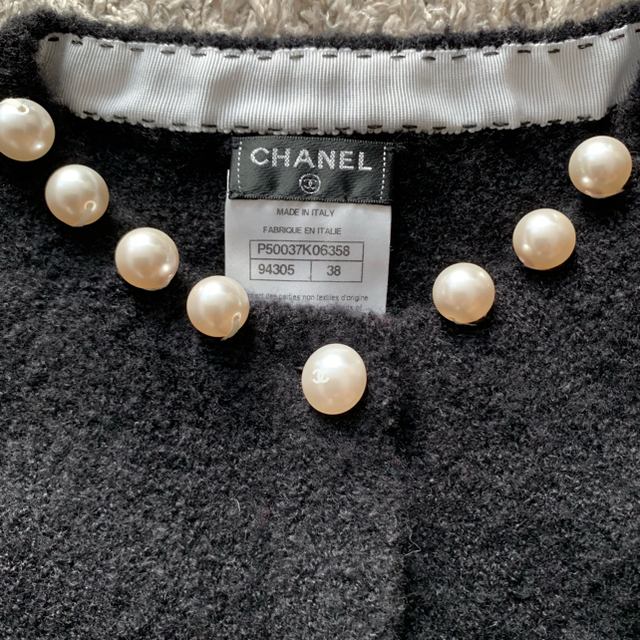 CHANEL(シャネル)のCHANEL シャネル パールボタン ニット カーディガン ブルゾン 黒  レディースのトップス(カーディガン)の商品写真