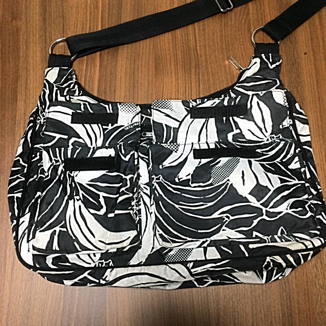 LeSportsac(レスポートサック)のLESPORTSAC ショルダーバッグ バナナ柄！ レディースのバッグ(ショルダーバッグ)の商品写真