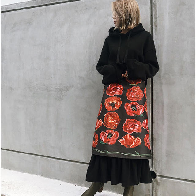 Ameri VINTAGE(アメリヴィンテージ)のameri VINTAGE ASHLEY FLOWER SKIRT レディースのスカート(ひざ丈スカート)の商品写真