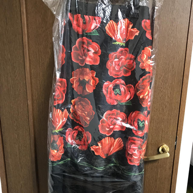 Ameri VINTAGE(アメリヴィンテージ)のameri VINTAGE ASHLEY FLOWER SKIRT レディースのスカート(ひざ丈スカート)の商品写真