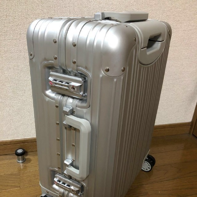 RIMOWA(リモワ)の   【新品未開封】メルセデスベンツ アルミ スーツケース キャリーバックリモワ インテリア/住まい/日用品の日用品/生活雑貨/旅行(旅行用品)の商品写真