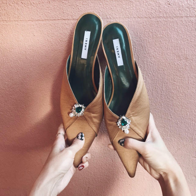 Ameri VINTAGE(アメリヴィンテージ)の人気完売 AMERI 2way pointed toe mule ベージュ レディースの靴/シューズ(ミュール)の商品写真