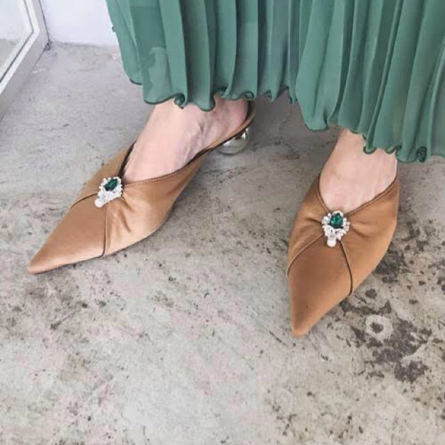 Ameri VINTAGE(アメリヴィンテージ)の人気完売 AMERI 2way pointed toe mule ベージュ レディースの靴/シューズ(ミュール)の商品写真