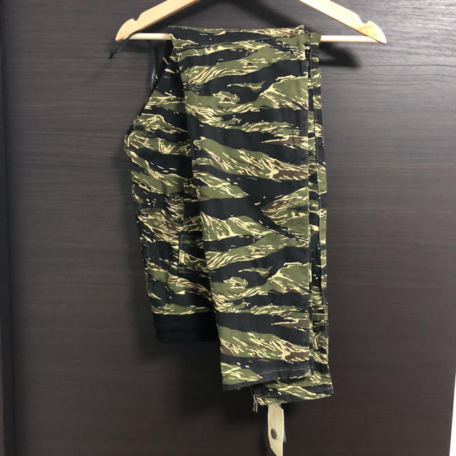 FEAR OF GOD(フィアオブゴッド)のmnml CARGO DRAWCORD PANTS TIGER CAMO メンズのパンツ(ワークパンツ/カーゴパンツ)の商品写真