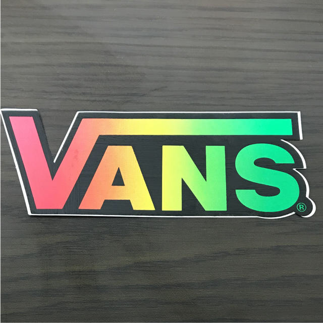 VANS(ヴァンズ)の【縦5.5cm横14.7cm】VANSロゴステッカー レインボー 自動車/バイクのバイク(ステッカー)の商品写真