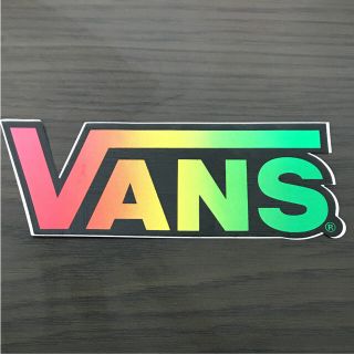 ヴァンズ(VANS)の【縦5.5cm横14.7cm】VANSロゴステッカー レインボー(ステッカー)