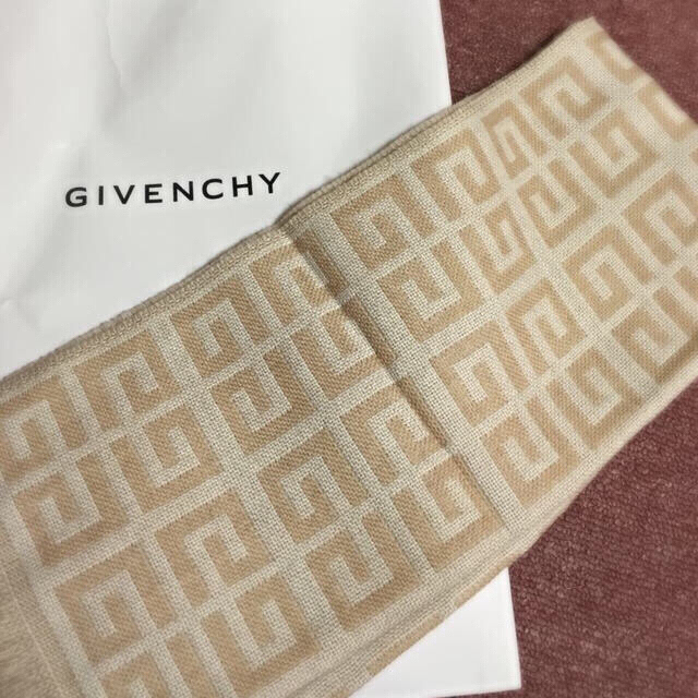 GIVENCHY(ジバンシィ)のマフラー レディースのファッション小物(マフラー/ショール)の商品写真