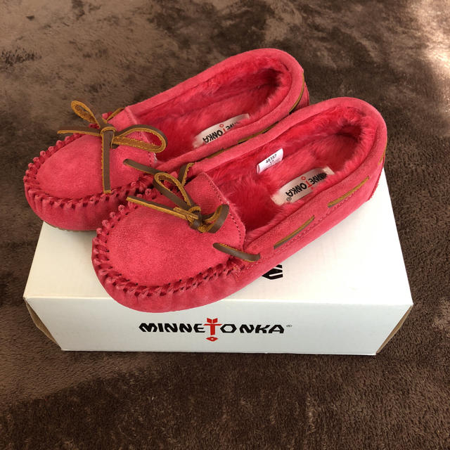 Minnetonka(ミネトンカ)の新品未使用MINNETONKAモカシン ムートン ボア スリッパ スリッポン キッズ/ベビー/マタニティのベビー靴/シューズ(~14cm)(スリッポン)の商品写真