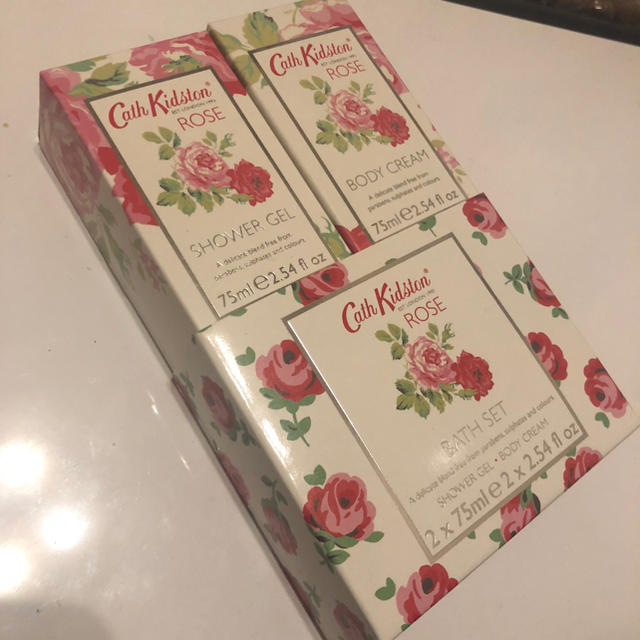 Cath Kidston(キャスキッドソン)の【新品】キャスキッドソン ボディクリーム、シャワージェル コスメ/美容のボディケア(ボディクリーム)の商品写真