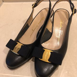 サルヴァトーレフェラガモ(Salvatore Ferragamo)の🌷美品!フェラガモ ネイビーリザードVARA 5~22.5㎝相当🌷(ハイヒール/パンプス)