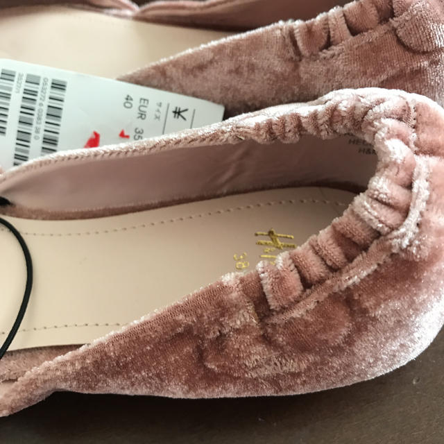 H&M(エイチアンドエム)の新品タグ付きＨ＆Ｍベロア素材ペタンコシューズパンプス24センチバレエ レディースの靴/シューズ(バレエシューズ)の商品写真