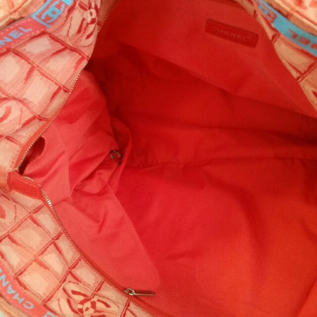 CHANEL(シャネル)のシャネル　トラベルライン　トートバッグ　赤　GM　旅行にも レディースのバッグ(トートバッグ)の商品写真