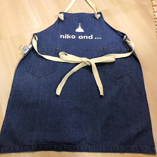 niko and...(ニコアンド)のniko and… ニコアンド エプロン デニム フォルターネック レディースのパンツ(デニム/ジーンズ)の商品写真