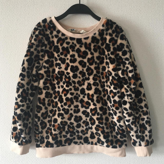 H&M(エイチアンドエム)の★H＆M ヒョウ柄フリーストップス 98/104㎝★ キッズ/ベビー/マタニティのキッズ服女の子用(90cm~)(ニット)の商品写真