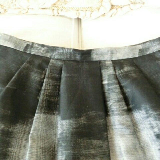 Max Mara(マックスマーラ)のMax Mara(マックスマーラ)◆アート風のタック入りスカート レディースのスカート(ひざ丈スカート)の商品写真