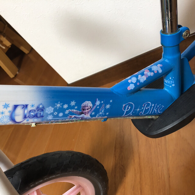 Disney(ディズニー)のアナ雪  D-Bike ブレーキ付 自立式 足乗せステップ ペダル無し二輪車 自動車/バイクのバイク(パーツ)の商品写真