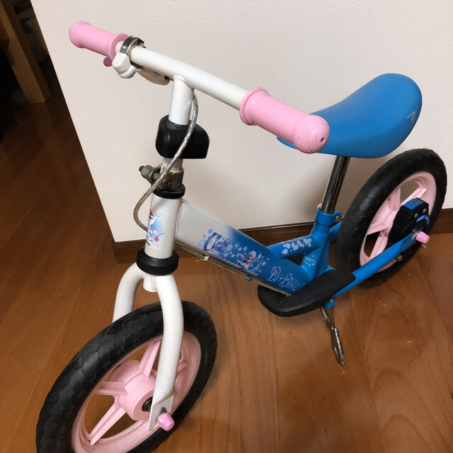 Disney(ディズニー)のアナ雪  D-Bike ブレーキ付 自立式 足乗せステップ ペダル無し二輪車 自動車/バイクのバイク(パーツ)の商品写真