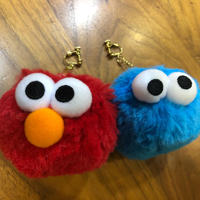 USJ(ユニバーサルスタジオジャパン)のエルモとクッキーモンスターのイヤリング レディースのアクセサリー(イヤリング)の商品写真