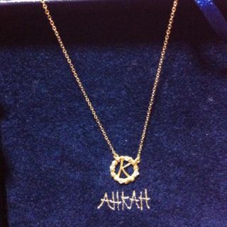 アーカー(AHKAH)のAHKAHイニシャルネックレスK(ネックレス)