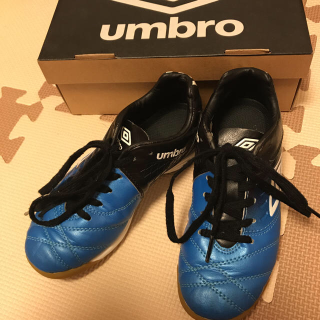 UMBRO(アンブロ)のアンブロ umbro フットサルシューズ 19cm スポーツ/アウトドアのサッカー/フットサル(シューズ)の商品写真