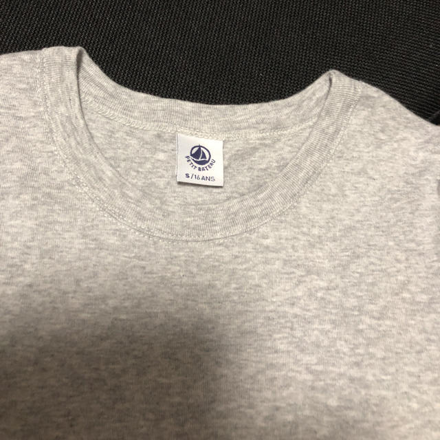 PETIT BATEAU(プチバトー)のプチバトー グレー Tシャツ レディースのトップス(Tシャツ(半袖/袖なし))の商品写真