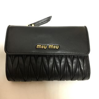 ミュウミュウ(miumiu)のmiumiu  マトラッセ 黒 値下げしました(財布)