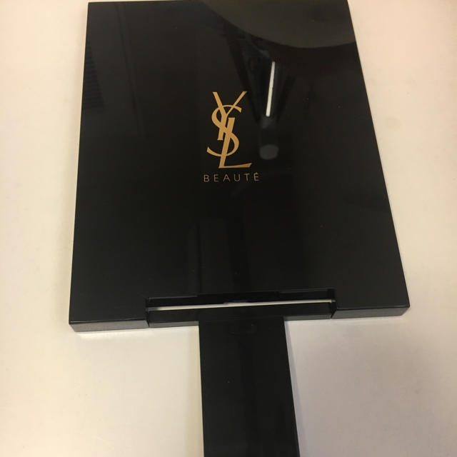 Yves Saint Laurent Beaute(イヴサンローランボーテ)のイブサンローラン 手鏡 新品 レディースのファッション小物(ミラー)の商品写真