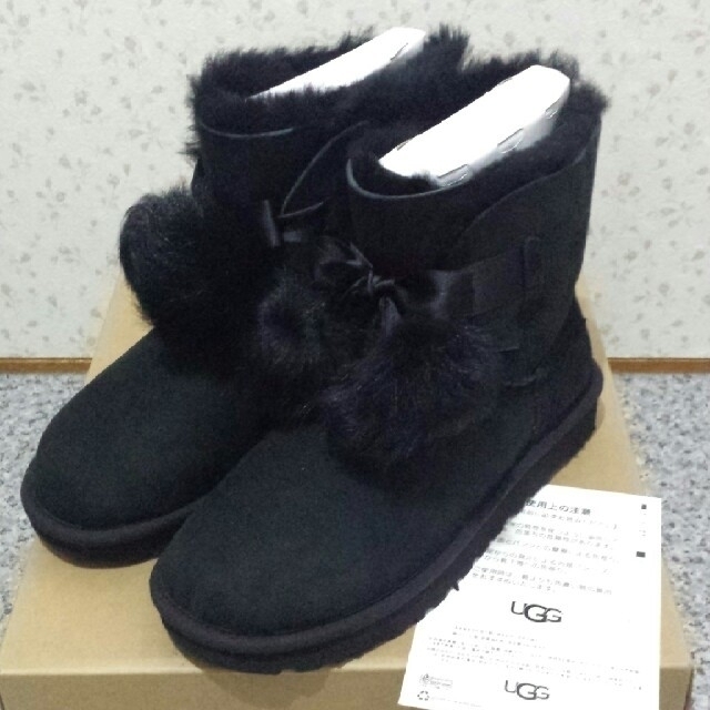 ブーツUGG GITA ポンポンリボン　シープスキンブーツ黒　新品サイズ7　百貨店購入