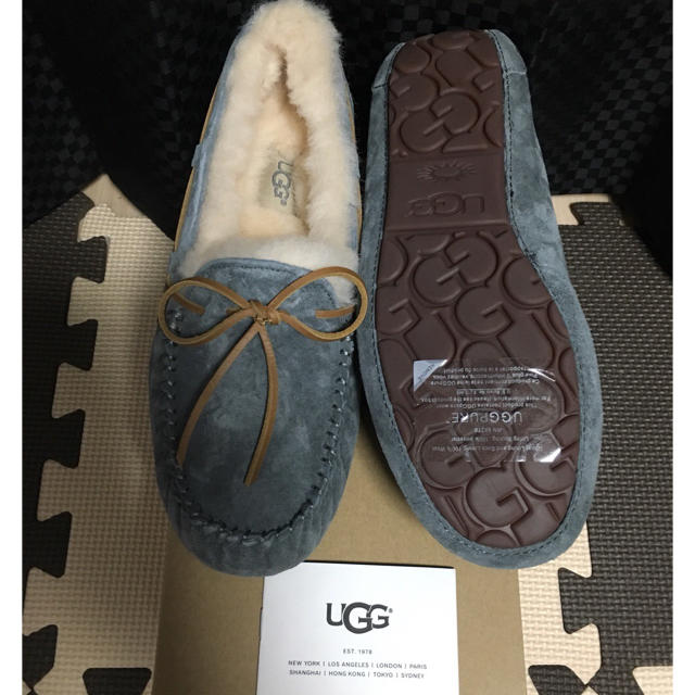 UGG(アグ)の【新品】UGG ダコタ モカシン（ピューター:約23.5〜24㎝） レディースの靴/シューズ(スリッポン/モカシン)の商品写真