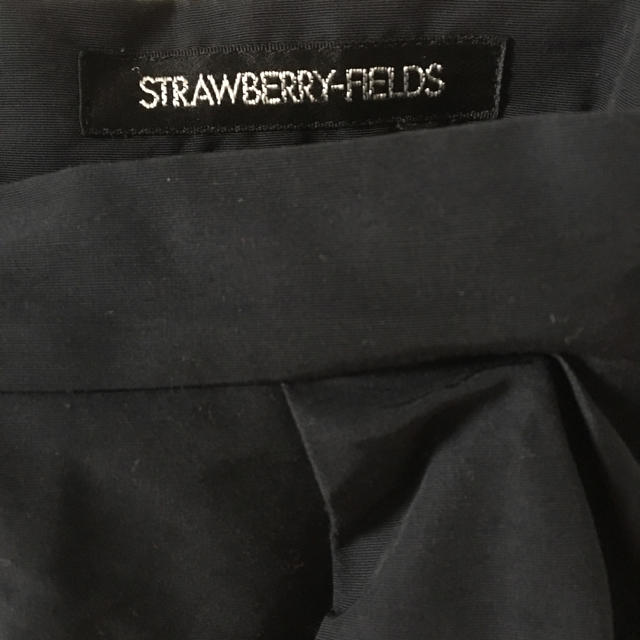 STRAWBERRY-FIELDS(ストロベリーフィールズ)のストロベリーフィールズ 紺スカート レディースのスカート(ひざ丈スカート)の商品写真