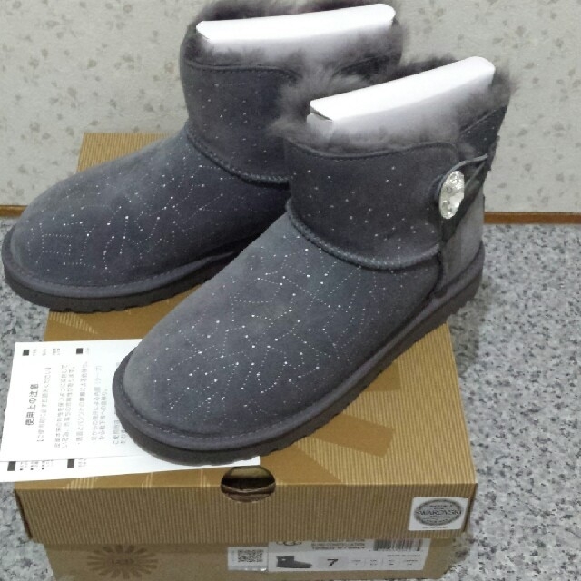 あぴごんさま直営店購入UGG スワロフスキー ミニベイリーボタン あぴごんさま直営店購入UGG スワロフスキー ミニベイリーボタン