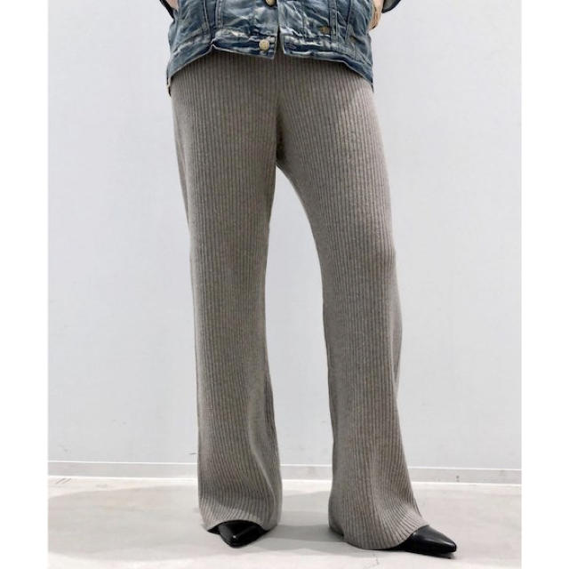 L'Appartement DEUXIEME CLASSE(アパルトモンドゥーズィエムクラス)の【新品・タグ付】アパルトモン KNIT PANTS ニットパンツ ベージュ 34 レディースのパンツ(カジュアルパンツ)の商品写真