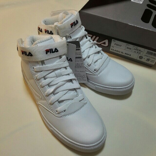 FILA(フィラ)の新品未使用★FILAハイカットシューズ★レディース23.5  US6.5ホワイト レディースの靴/シューズ(スニーカー)の商品写真