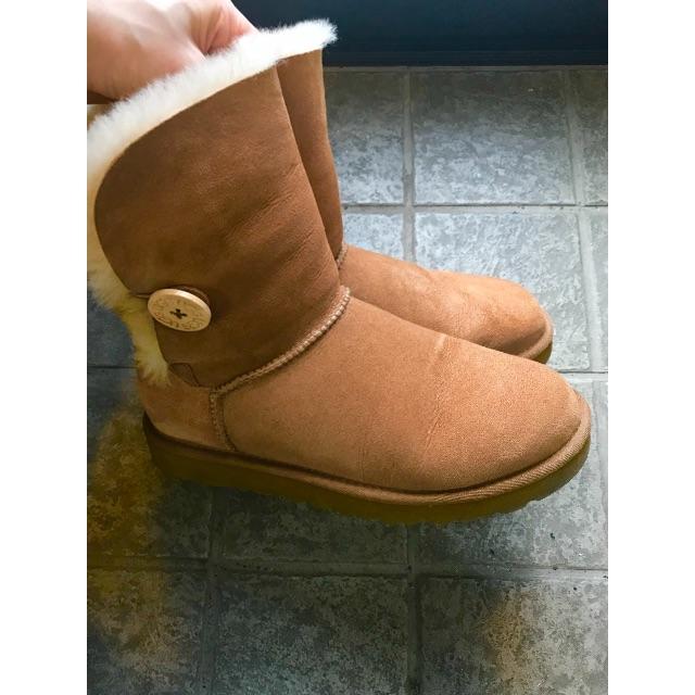 美品 丸井購入 UGG ベイリーボタン ムートン ブーツ US8 チェスナット