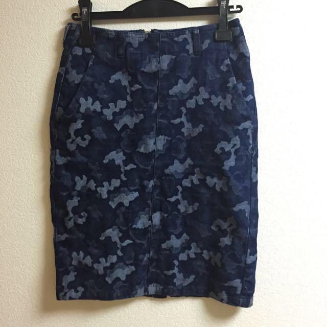 JEANASIS(ジーナシス)のJEANASiS カモフラデニムタイト レディースのスカート(ひざ丈スカート)の商品写真